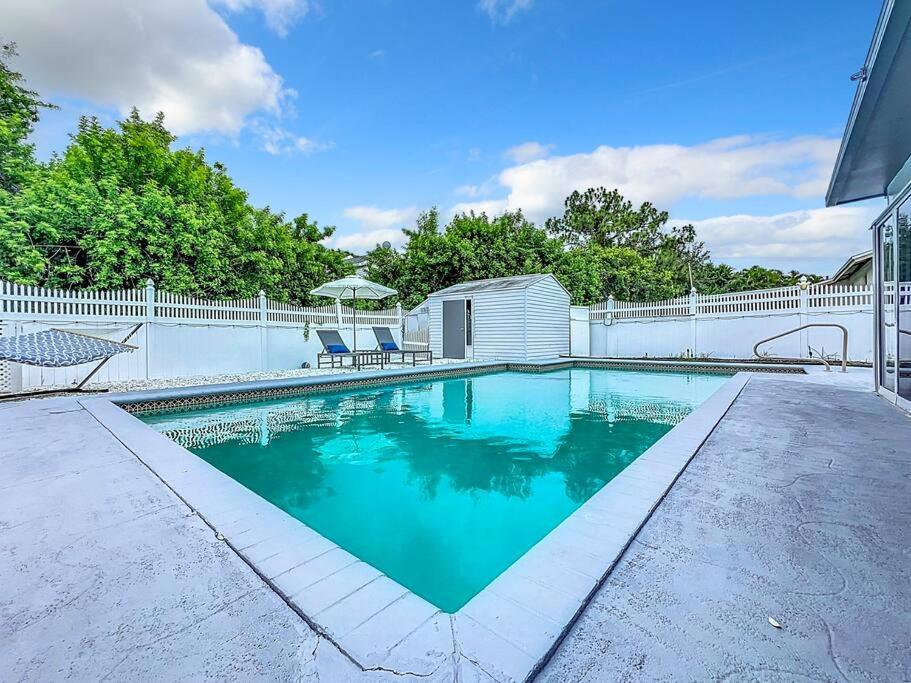 Poolside Paradise Near Siesta Key Beach サラソータ エクステリア 写真