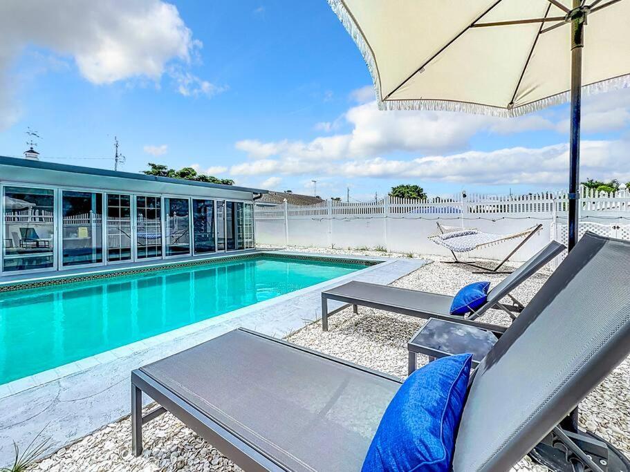 Poolside Paradise Near Siesta Key Beach サラソータ エクステリア 写真
