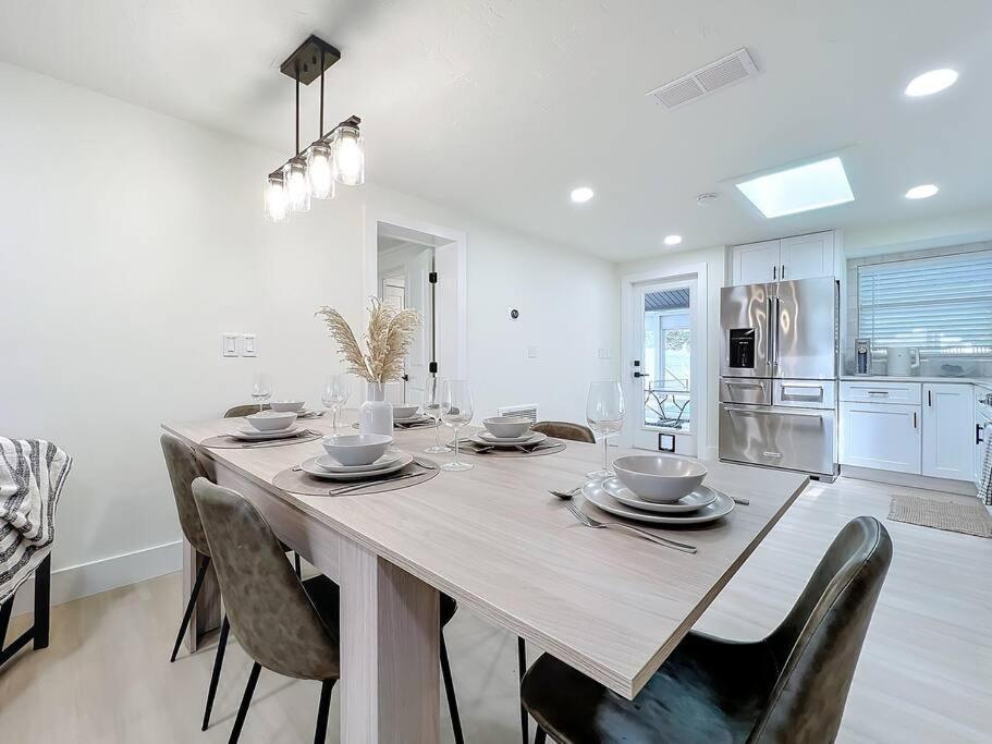 Poolside Paradise Near Siesta Key Beach サラソータ エクステリア 写真